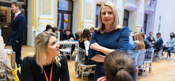 Für junge Menschen. Jugendministerin Susanne Raab betonte die Notwendigkeit, Politik gemeinsam mit jungen Menschen zu machen.