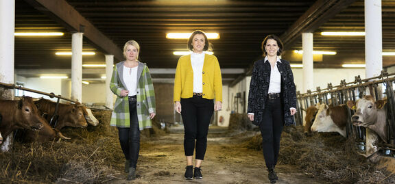 Bundesbäuerin Irene Neumann-Hartberger, Landwirtschaftsministerin Elisabeth Köstinger und Europaministerin Karoline Edtstadler zu Besuch am Annahof.