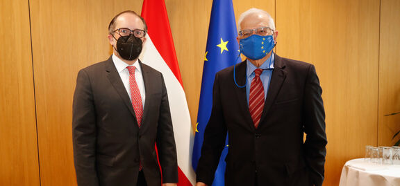 Österreichs Außenminister Alexander Schallenberg mit dem EU-Außenbeauftragten Josep Borrell.