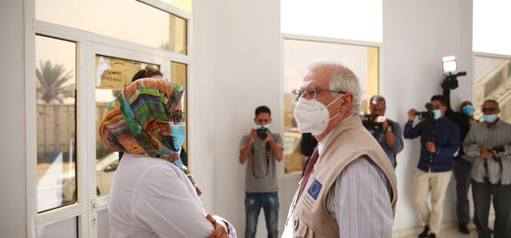 Josep Borrell beim Besuch eines Krankenhauses in Mauretanien.